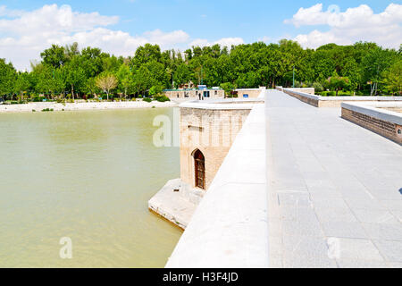 Blu in der alten Brücke und dem Fluss antiken Bau in der Nähe von Natur Iran Stockfoto