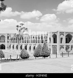 Blu in der alten Brücke und dem Fluss antiken Bau in der Nähe von Natur Iran Stockfoto