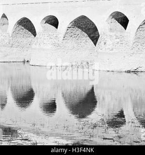 Blu in der alten Brücke und dem Fluss antiken Bau in der Nähe von Natur Iran Stockfoto