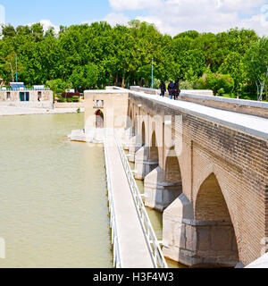 Blu in der alten Brücke und dem Fluss antiken Bau in der Nähe von Natur Iran Stockfoto