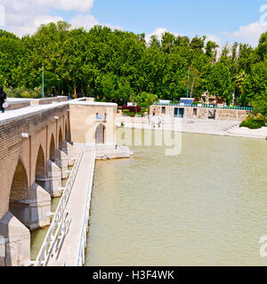 Blu in der alten Brücke und dem Fluss antiken Bau in der Nähe von Natur Iran Stockfoto