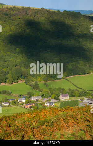 Das Dorf der Kapelle Rasen, gesehen vom Caer Caradoc Hill Fort, in der Nähe von Clun, Shropshire, England, UK. Stockfoto