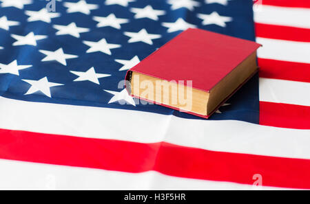 Nahaufnahme der amerikanischen Flagge und Buch Stockfoto