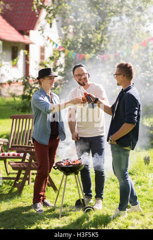 Freunde, Bier trinken, im Sommer Barbecue-party Stockfoto