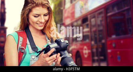 Frau mit Rucksack und Kamera über London Stadt Stockfoto