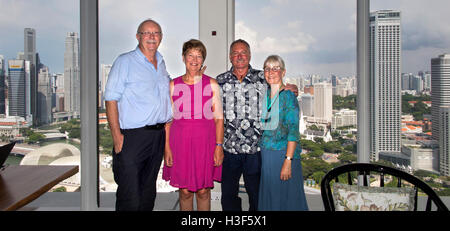 Singapur, Raffles Boulevard, Pan Pacific Hotel, Touristen in Pacific Club Lounge, Panorama Stockfoto