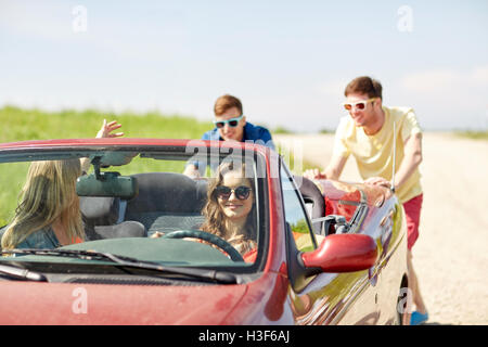 Glückliche Freunde gebrochen Cabrio Auto Stockfoto