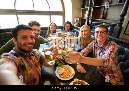 Glückliche Freunde nehmen Selfie in Bar oder Kneipe Stockfoto