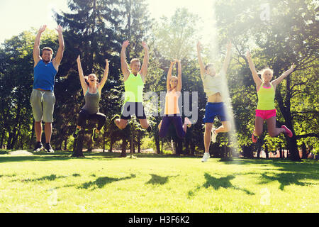 Gruppe der happy Friends im freien hoch springen Stockfoto