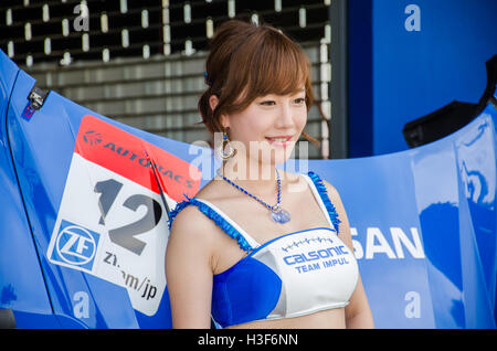 BURIRAM - Juni 20: Unbekannte Rennen Queen of Japan mit Rennwagen auf dem Display an das 2015 Autobacs Super GT Serie Rennen 3 am Ju Stockfoto