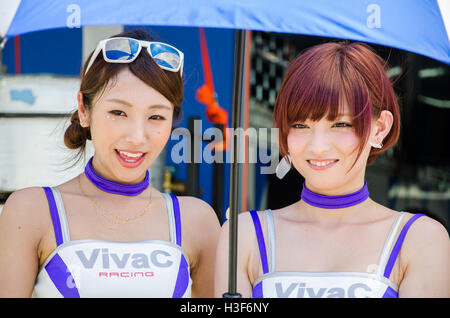 BURIRAM - Juni 20: Unbekannte Rennen Queen of Japan mit Rennwagen auf dem Display an das 2015 Autobacs Super GT Serie Rennen 3 am Ju Stockfoto