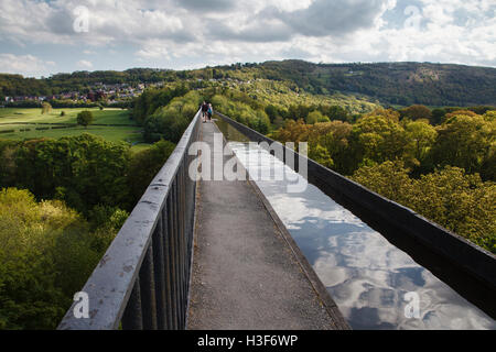 Wanderer über Pontcysyllte Aquädukt über Dee Valley, Llangollen Canal, Denbighshire, Wales Stockfoto