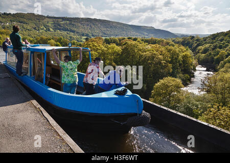 Narrowboat überqueren Pontcysyllte Aquädukt, Dee Valley, Denbighshire, Wales Stockfoto