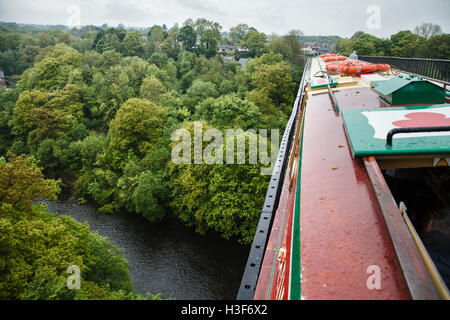 Blick vom Narrowboat über der Pontcysyllte Aquädukt, Denbighshire, Wales Stockfoto