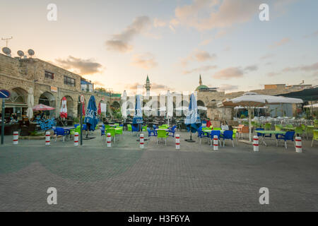 Akko, ISRAEL - 1. Oktober 2015: Sonnenuntergang in Khan a-Shawarda, mit Restaurants, einheimische und Besucher, in der Altstadt von Akko, Isra Stockfoto