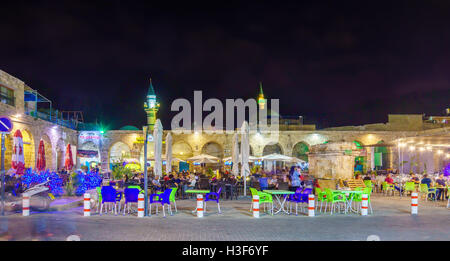 Akko, ISRAEL - 1. Oktober 2015: Nacht in Khan a-Shawarda, mit Restaurants, einheimische und Besucher, in der Altstadt von Akko, Frühjahr Stockfoto