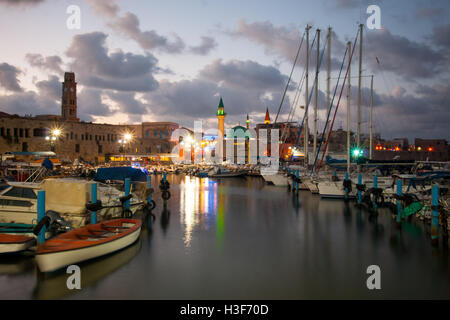 Akko, ISRAEL - 17. Juli 2014: Fischerboote, Jachten mit und den nahe gelegenen Sehenswürdigkeiten, bei Sonnenuntergang in den Fischerhafen in der alten Stockfoto