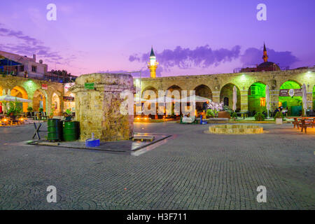 Akko, ISRAEL - 18. Oktober 2015: Nacht in Khan a-Shawarda, mit Restaurants, einheimische und Besucher, in der Altstadt von Akko, Frühjahr Stockfoto