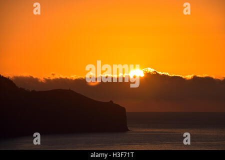 Sonnenaufgang über dem ruhigen Meer östlich von Funchal, Madeira Stockfoto