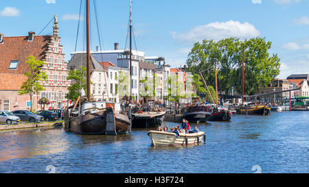 Menschen in Lastkahn auf Grachtenfahrt und City wharf Stadstimmerwerf am Galgewater-Kanal in Leiden, Südholland, Niederlande Stockfoto