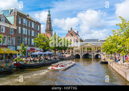 Menschen in auch auf Kanal Kreuzfahrt, Rathausturm, Straßencafés und Korenbeursbrug Brücke über den Rhein-Kanal in Leiden, Holland Stockfoto