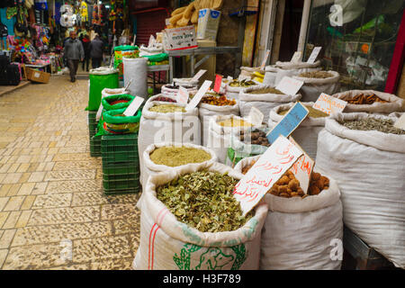 Akko, ISRAEL - 18. Januar 2016: Marktplatz in der Altstadt, mit Verkäufern und Käufern in Akko, Israel Stockfoto