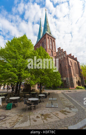 Die restaurierte Kathedrale St. Nikolaus in der Mitte der alten Stadt in Berlin, Deutschland Stockfoto
