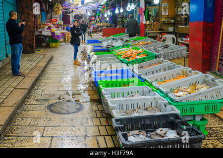 Akko, ISRAEL - 18. Januar 2016: Marktplatz in der Altstadt, mit Verkäufern und Käufern in Akko, Israel Stockfoto