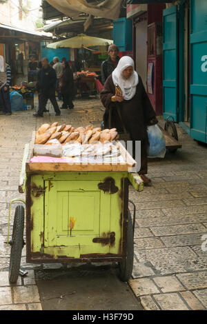 Akko, ISRAEL - 18. Januar 2016: Marktplatz in der Altstadt, mit Verkäufern und Käufern in Akko, Israel Stockfoto