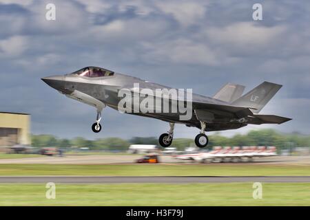 Lockheed Martin F35A Blitz ll landet auf der Royal International Air Tattoo. Stockfoto