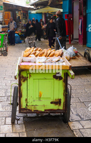 Akko, ISRAEL - 18. Januar 2016: Marktplatz in der Altstadt, mit Verkäufern und Käufern in Akko, Israel Stockfoto