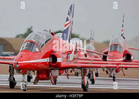 BAE Systems Hawk T1s der roten Pfeile auf der Startbahn in der Royal International Air Tattoo Stockfoto