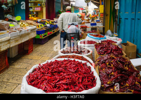 Akko, ISRAEL - 18. Januar 2016: Marktplatz in der Altstadt, mit Verkäufern und Käufern in Akko, Israel Stockfoto