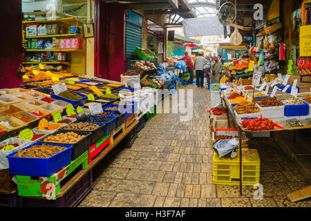 Akko, ISRAEL - 18. Januar 2016: Marktplatz in der Altstadt, mit Verkäufern und Käufern in Akko, Israel Stockfoto