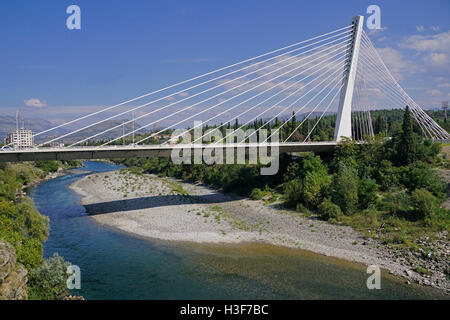 Millenium Schrägseilbrücke über Moraca-Fluss in Podgorica, Montenegro. Stockfoto