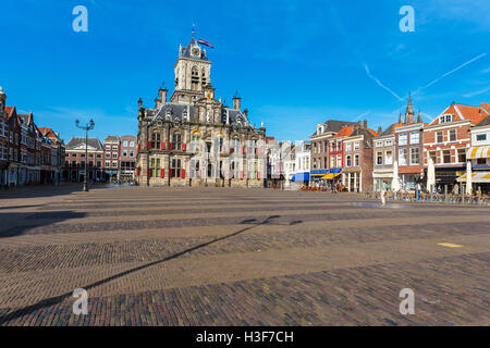 Ratsgebäude (Stadhuis) und zentralen Platz, umgeben von alten Häusern in Delft, Niederlande Stockfoto