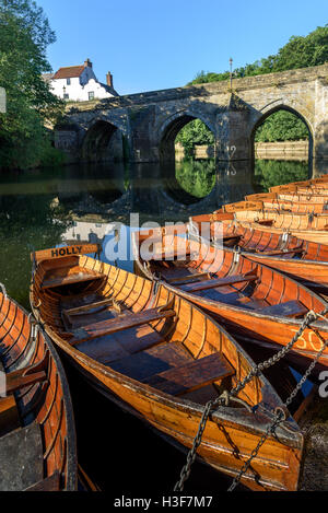 Ruderboote am Fluss tragen und Elvet Bridge, Durham, County Durham, England, Stockfoto