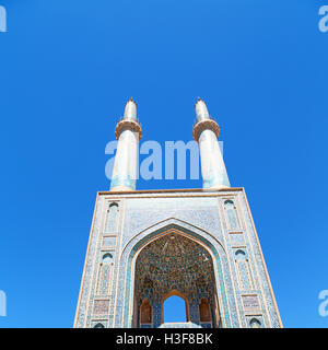 verschwimmen Sie im Iran islamische Mausoleum alte Architektur Moschee Minarett in der Nähe der Himmel Stockfoto