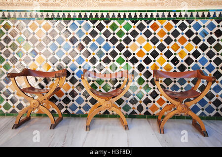 Stühle und der Wand des Mosaiks in der Alhambra, Granada, Spanien Stockfoto