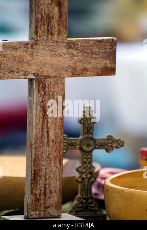 Close-up antiken hölzernen Kreuz Detail Vintage Metall Kreuz & hölzerne Schüssel in Teufels Küche Flohmarkt NYC Christian Catholic Stockfoto