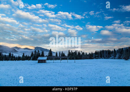 Sonnenuntergang nach dem ersten Schneefall in den italienischen Alpen Stockfoto