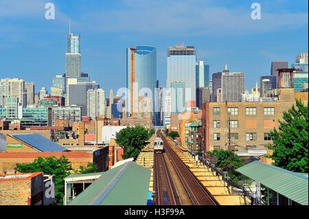 Ein CTA grüne Linie am Bahnhof von Chicago Ashland Avenue Station während der Rush Hour Abend anreisen. Chicago, Illinois, USA. Stockfoto