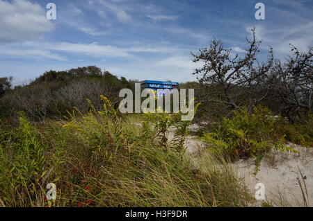 Maschinengewehr Bunker und Dünenlandschaft von Fort Tilden Beach Stockfoto