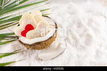 Kokosnuss-Cookies in einer natürlichen Frucht gemacht Schüssel Stockfoto