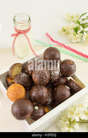 Haufen chocolate cake pops in einer Holzkiste Stockfoto