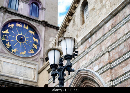 zodiacal Uhr in der Wand der Basilika von Messina Stockfoto