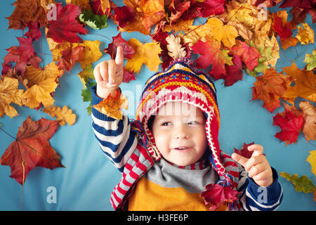 zwei Jahre alter Junge träumt im Herbst Stockfoto