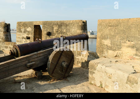 Kanonen Sie auf den Mauern des portugiesischen Forts in Diu Stadt im Bundesstaat Gujarat in Indien Stockfoto