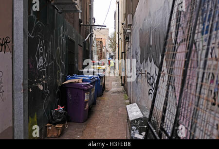 Brighton und Hove Rat sauberer Straßenarbeiter clearing Müll in Gasse im Zentrum der Stadt UK Stockfoto