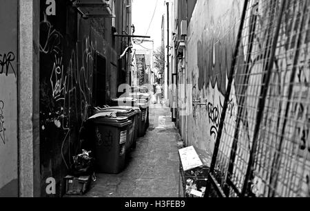 Brighton und Hove Rat sauberer Straßenarbeiter clearing Müll in Gasse im Zentrum der Stadt UK Stockfoto